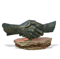 Скульптурная композиция "Рукопожатие"